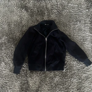 Zara fullzip - Mörkblå fullzip från zara. Stl S
