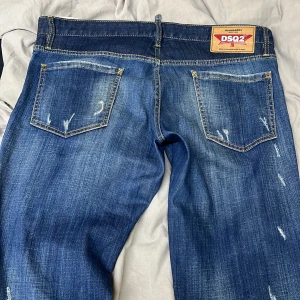Dsquared2 Äkta Slim Jeans Strl: 54 - Dsquared2 Slim Jeans är perfekta för den trendmedvetna personen, den har en smal passform och är tillverkade av hög kvalitativ denim som håller länge. Den är mycket bekväm att bära hela dagen. Dom är använda ett fåtal gånger. Fina och felfria. Org: 7000kr