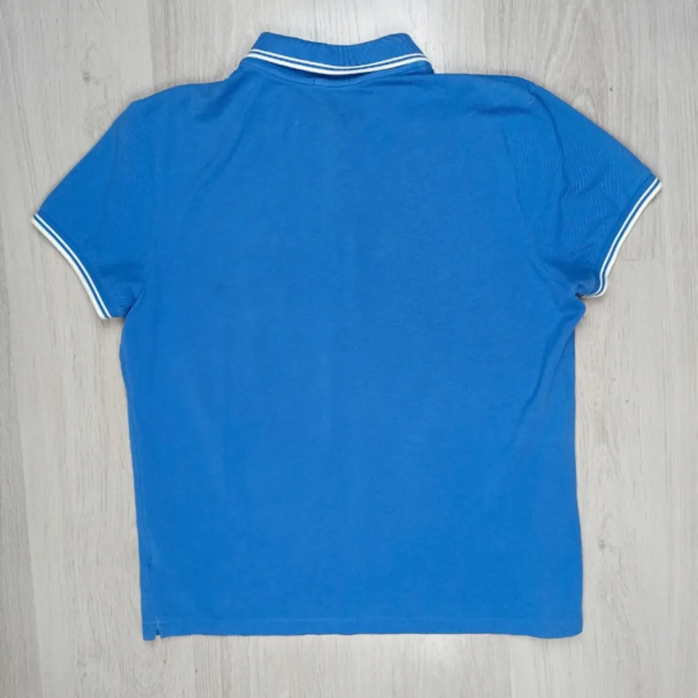 Blå monclear piké i storlek L/Xl Väldigt bra skick. Använd få gånger.. T-shirts.