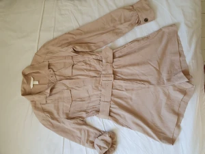 Shortsdräkt - Snygg shortsdräkt med skärp i midjan.