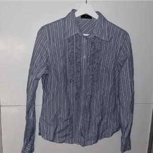 Skjorta DAY - Skjorta från DAY Birger & Mikkelsen. Helt oanvänd, skrynklig pga den legat nedpackad. Fritt fram att föreslå pris på alla mina annonser 🧡