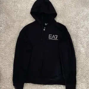 Ea7 hoodie i bra skick. Inte använd så mycket och säljs pga att den blivit liten för mig.