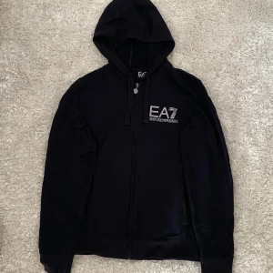Emporio Armani ea7 hoodie  - Ea7 hoodie i bra skick. Inte använd så mycket och säljs pga att den blivit liten för mig.