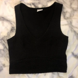 Svart Topp - Svart topp från Gina Tricot med V-urringning. Knappt använd och skitsnygg❣️