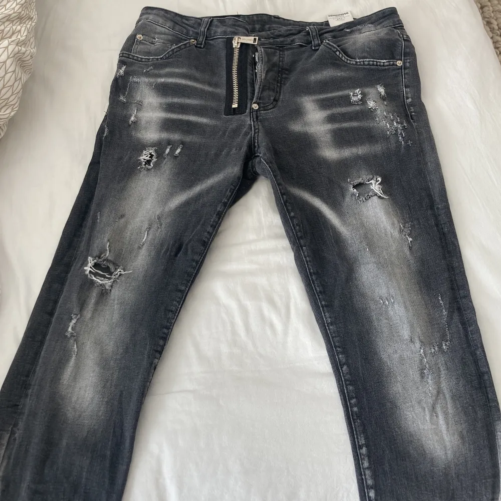 Tja, säljer mina dsquared2 jeans som jag fick i födelsedagspresent för ett par år sedan, vet inte om de är äkta eller inte eftersom jag inte har något kvitto! Vid frågor är det bara att skriva!!. Jeans & Byxor.