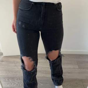 Ett par fina jeans som är ifrån  NA-KD som är fåtal använda och är i mycket fin skick 