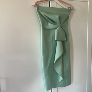 Festklänning från asos - Festklänning från asos som är oanvänd och i storlek 36. Perfekt till midsommar. Snygg pch mintgrön. 