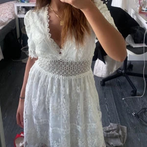 Spetsklänning - Jag säljer denna underbara & populära klänning från Gina🤍 Endast använd EN GÅNG dvs mycket bra skick!! Den är helt slutsåld, hör av er vid frågor/intresse❤️‍🔥