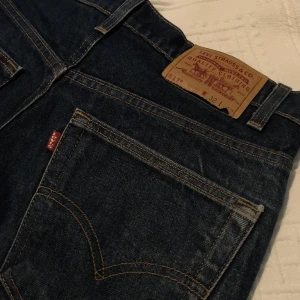 Levis jeans  -  Levis 517 bootcut jeans i en snygg mörk tvätt, tyvärr för små så säljer vidare    Bara att skriva vid funderingar😇