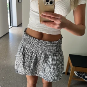 Rutig kjol - Svart och vit rutig kjol , perfekt till sommaren. 