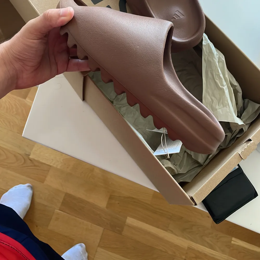 Helt nya yeezy slide flax i storlek 42. Skor.