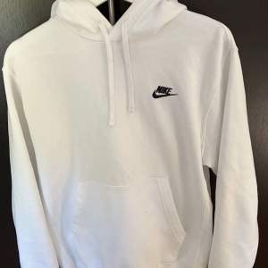 Säljer en knappt använd Nike hoodie i storlek xs