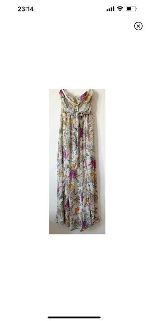 Blommig långklänning  - Bara provad, klänningen är helt ny med lappen kvar, storlek 36. Jag är 173 cm, för referens. Använd gärna KÖP NU om du vill köpa.