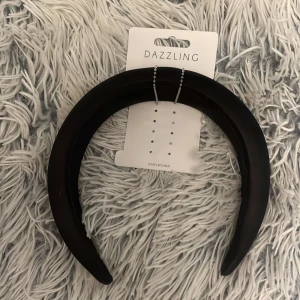Helt nytt diadem - Säljer ett helt nytt diadem då jag köpte denna när jag tappade bort mitt vanliga hårband men sen hittade jag den då nu har jag 2 lika dana. Helt oanvänd och köptes för runt 150kr. Lappen är tyvärr borta då mamma tog bort den.. TRYCK EJ PÅ KÖP NU!