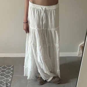 Lång kjol  - Super fin långkok från zalando, säljer pga ett hål i den😁
