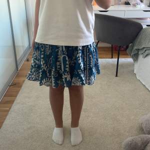 Fin sommar kjol från zara i storlek XS. Använt ca 3 ggr och i bra och nytt skick. Mid waist