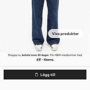 Jeans  - Dessa Jeans har aldrig blivit använda och är helt nya, säljer dom pga att jag aldrig visste hur jag skulle stycke dom och jag gillade inte hur dom satt på mig. Den som köper betalar frakt😊