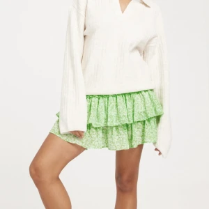 kjol - Populär Kort, grön-blommig sommarkjol, Köpt för 429🥰