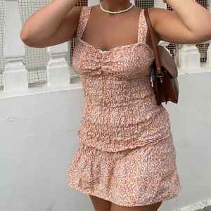 Zara klänning  - Jätte söt blommig klänning från zara. St M 🧡💛💗