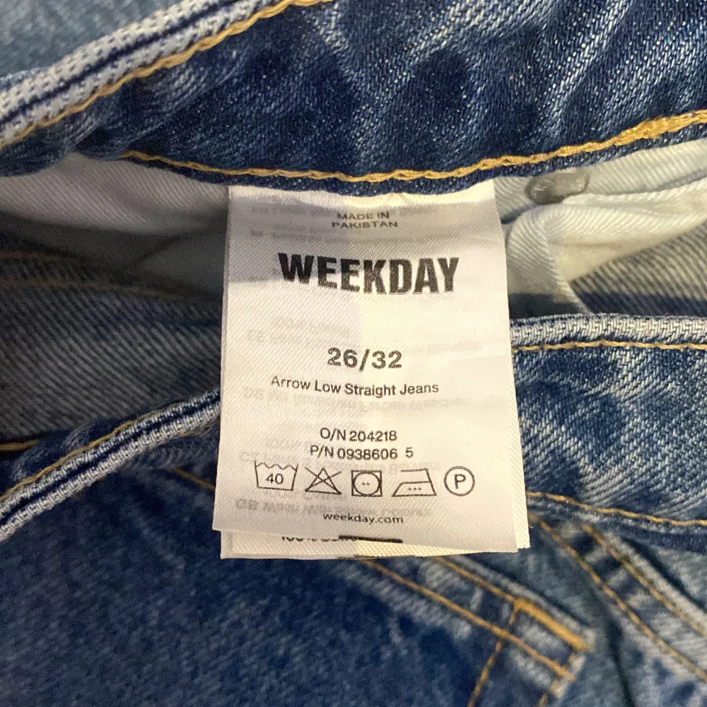 Lågmidjade Blåa jeans från WEEKDAY i modellen arrow low  Jätte bra skick och har bara använt 2-3 gånger Midjemått: 37cm Innerbensmått: 81 (passar bra på mig som är 170). Jeans & Byxor.