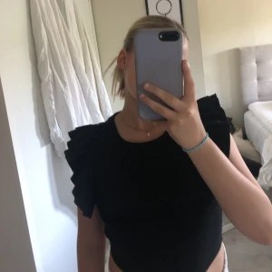 Svart zara topp🖤 - Toppen har volanger vid ärmarna, andvändt 2 gånger 