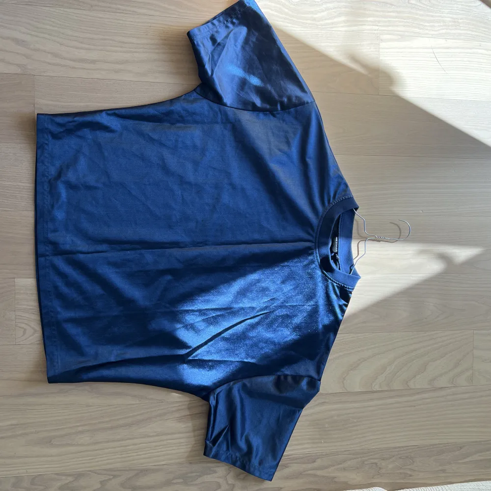 Mint condition, only worn once, blue shimmery tee. chest: 96-102cm. 100% polyester . T-shirts.