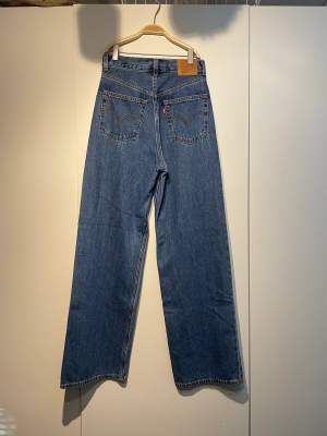 Levi’s High Loose, Jeans med vidaben . Oanvänd, helt nya, lappar kvar. Köpte ca 1,400kr säljer 599kr.