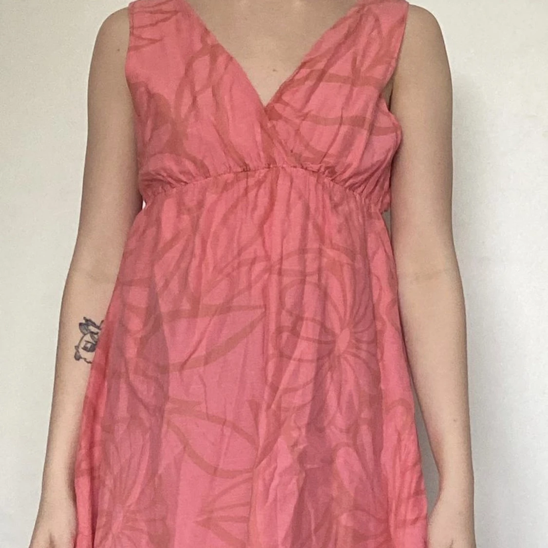 Kort klänning med blommor