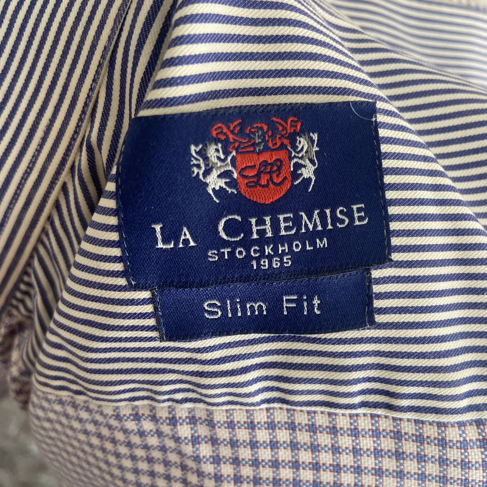 Säljer en LA CHEMISE skjorta, slim fit. Skjortor.