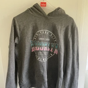 Fin grå hoodie ❤️❤️ - Jättefin grå hoodie som är jätte bekväm och skön. Rekommenderas starkt om du vill ha en mys hoodie!❤️🤍