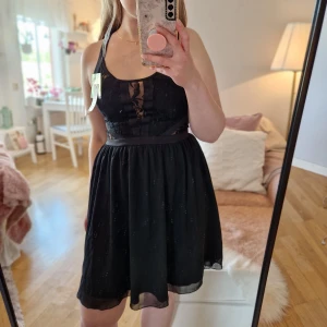 Svart spetsklänning Nelly - Sorry för smutsig spegel🤪 Jättefin klänning från Nelly, svart med detaljer i spets. Snygg detalj i ryggen. Aldrig använd med prislappen kvar!🖤 3 FÖR TVÅ PÅ ALLT och fri frakt vid köp av minst 250 kr, kontakta mig då!🦋