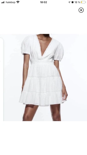 Vit klänning  - Säljer denna slutsålda klänningen från zara!🙌 Aldrig använd så den är i nyskick!💙Den är lite insydd i midjan och i urringningen💙Klänningen har väldigt mycket fina detaljer och broderingar🫶  Hör av er vid frågor💙💙