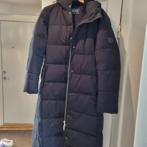 Dunjacka  - Strl 38, knappt använd. Nypris 2100 kr. 