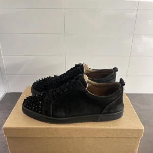 Christian Louboutin  - Säljer dessa feta Loubs i size 43, kommer med box, dustbag, extra spikar och dustbag till skosnören!  Dom är i använd skick, röda sulan under är rätt så använd! Inga farliga skador. Mockan är använd även! 