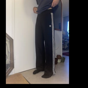 Adidas byxor - Tränings/mjukismyxor från Adidas. 