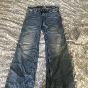 lågmidjade jeans  - jeans från weekday, arrow low 