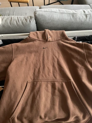 Vintage nike hoodie - Fet thriftad nike vintage hoodie, svår att få tag på eftersom nike inte gör hoodies med loggan i mitten längre
