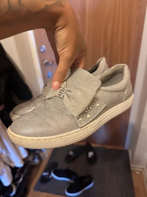 Glittriga sneakers  - Ett par glittriga sneakers som inte kommer till användning.