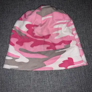 Mössa barn rosa Kamouflage  Supermjukt tyg väldigt stretchig (Tips! Köp med bundle för att spara på den frakten🔥! In och fynda fler plagg i flödet👑😉)