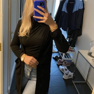 Kofta - Svart tunn kofta/kappa liknande, två fickor, som ny