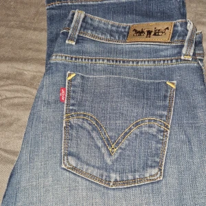 Superfina jeans - Jeans i superfint skick, kan tyvärr inte hitta någon storleksmärkning men köpta som 32' 