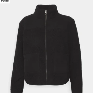 Teddy jacka - Jättefin svart teddyjacka, najs till våren! Säljer då jag har en annan liknande, är i nyskick ❤️ nypris 550