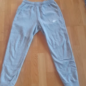 Nike Mjukisbyxor - Grå mjukisbyxor. Märke: Nike. Stl: S