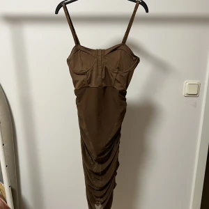 Klänning  - Klänning storlek s Strchig i sterila passar även för xs 