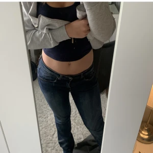 Low waist jeans - Intressekoll på mina super fina low waisted jeans. Tyvärr har den blivit för stora för mig i midjan. Skriv privat om dungar frågor💞