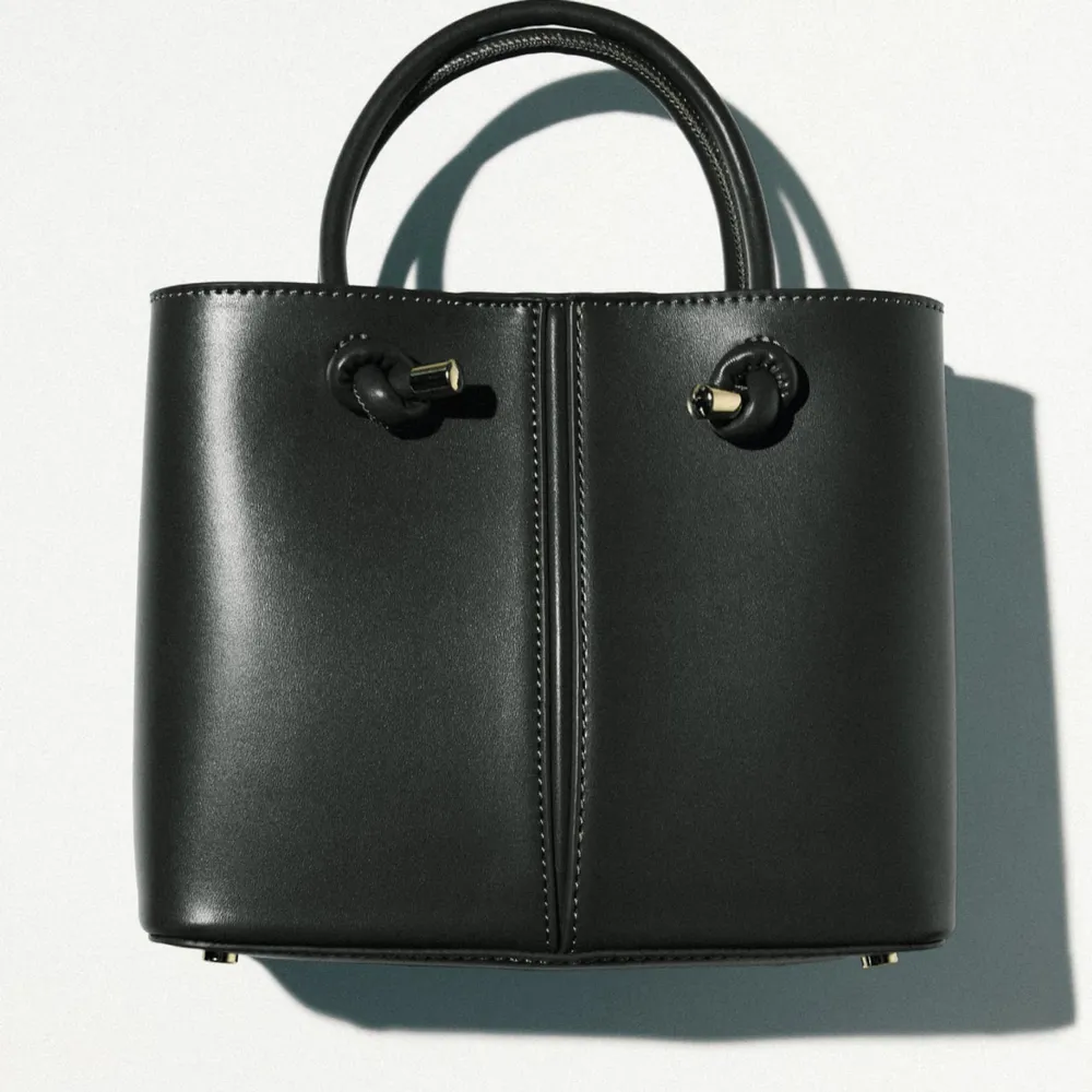 Säljer min svarta handväska från Zara, perfekt storlek! På tredje bilden ser ni storleken lite tydligare 😊. Väskor.