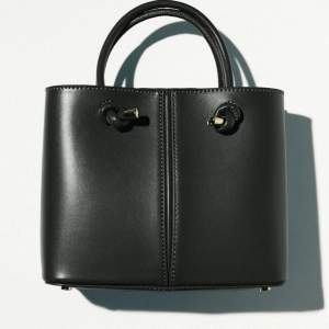 Säljer min svarta handväska från Zara, perfekt storlek! På tredje bilden ser ni storleken lite tydligare 😊