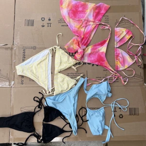 Bikiniset  - Alla set är i storlek S, den rosa skulle jag säga är lite större i storleken. Säljer bara seten ihop, och inte delarna separat. 