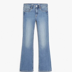 Utsvängda jeans - Nytt skick! Jag säljer pgrund av att de inte kommer till användning. Har använt typ 2-3 gånger. Storlek på byxorna är 152 men jag är 157 och de passar mig helt perfekt!