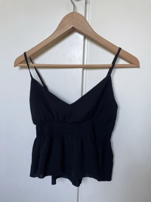 Svart volangtopp - Storlek XS från SHEIN 🤍 Köparen står för frakt 